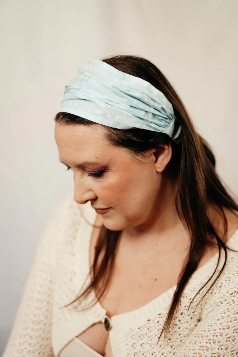Bandeau cheveux fait main bleu ciel imprimé étoiles Cendrillon – Image 4