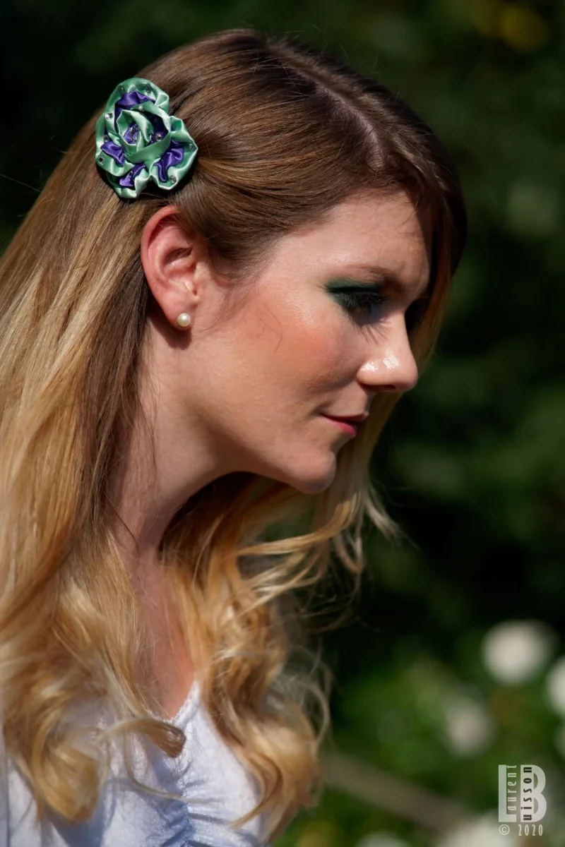 Accessoire cheveux fleur Haute Couture en satin vert et violet et strass