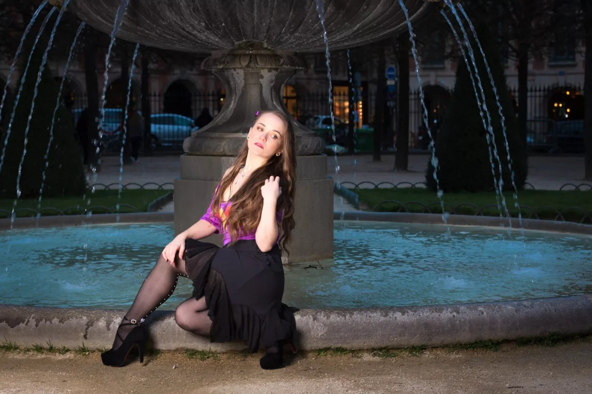 Haut made in France pour femme à manches en lycra violet orné d’incrustations de dentelle Sidonie – Image 4