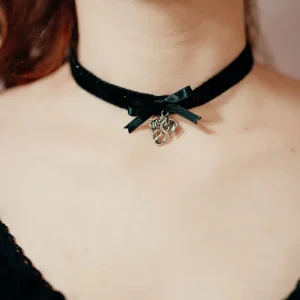 Choker Made in France en velours noir pailleté avec noeud de satin noir et breloque dragon Maléfique