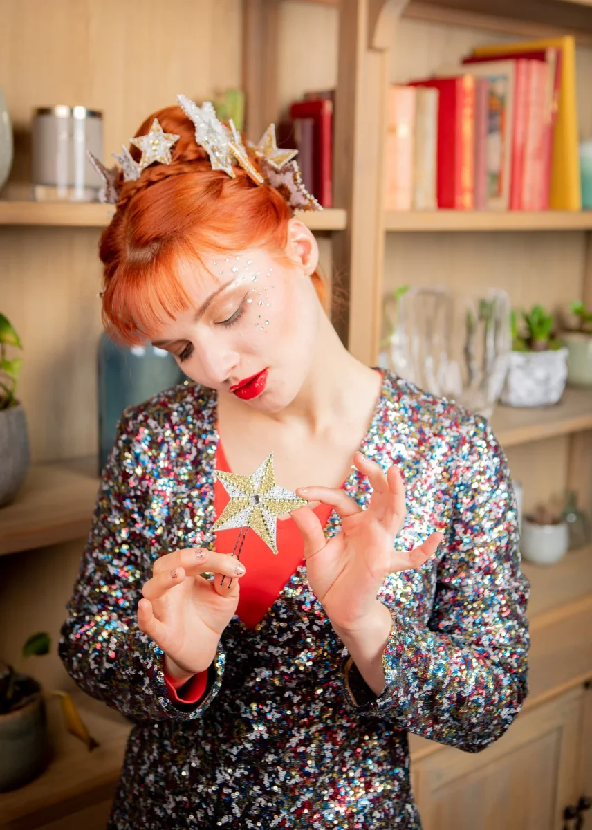 Accessoire cheveux en brocart argenté et paillettes dorées Etoile du Berger – Image 5