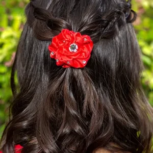 Accessoire cheveux fleur rouge Haute Couture en satin uni à strass cristal argent