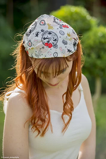 Bandeau cheveux Made in France fait main en coton imprimé Alice au pays des merveilles