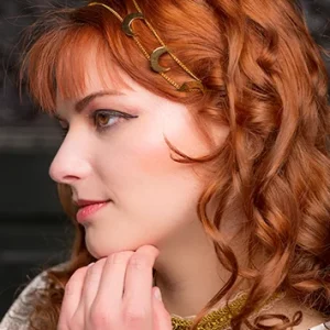 Bijou de tête de style headband en chaînes dorées avec motifs lunes Astral