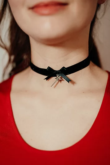 Choker Made in France en velours noir pailleté avec noeud de satin noir et breloque baguette de fée Bibbidi Bobbidi Boo
