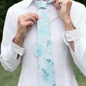 Cravate Made in France en brocart bleu ciel La Vallière
