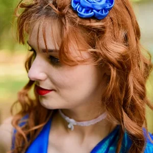 Accessoire cheveux fleur Haute Couture en satin bleu Camélia