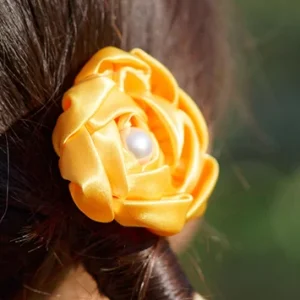 Accessoire cheveux fleur en satin jaune Camélia Haute Couture