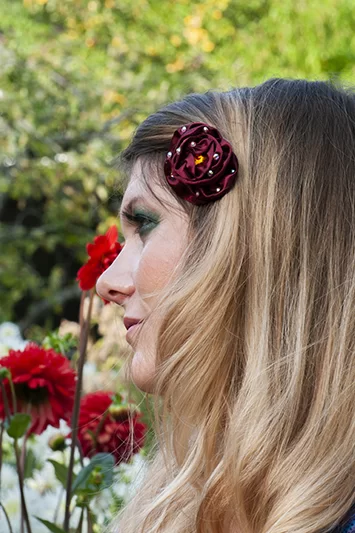 Accessoire cheveux fleur Haute Couture coloris bordeaux Made in France