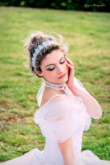 Bijou de tête headband en dentelle blanche made in France Diamantine – Image 3