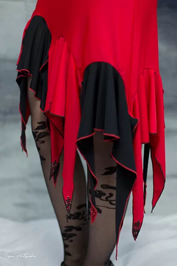 Robe asymétrique en rouge et noir à strass Made in France Copacabana – Image 4